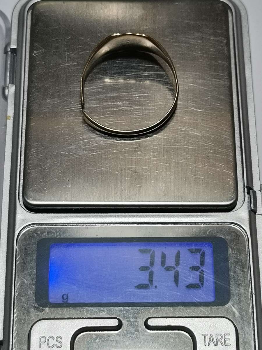 BROKEN 9CT GOLD RING SOLD AS SCRAP. WEIGHT: 3.43 GRAMS. STAMPED. TESTED.