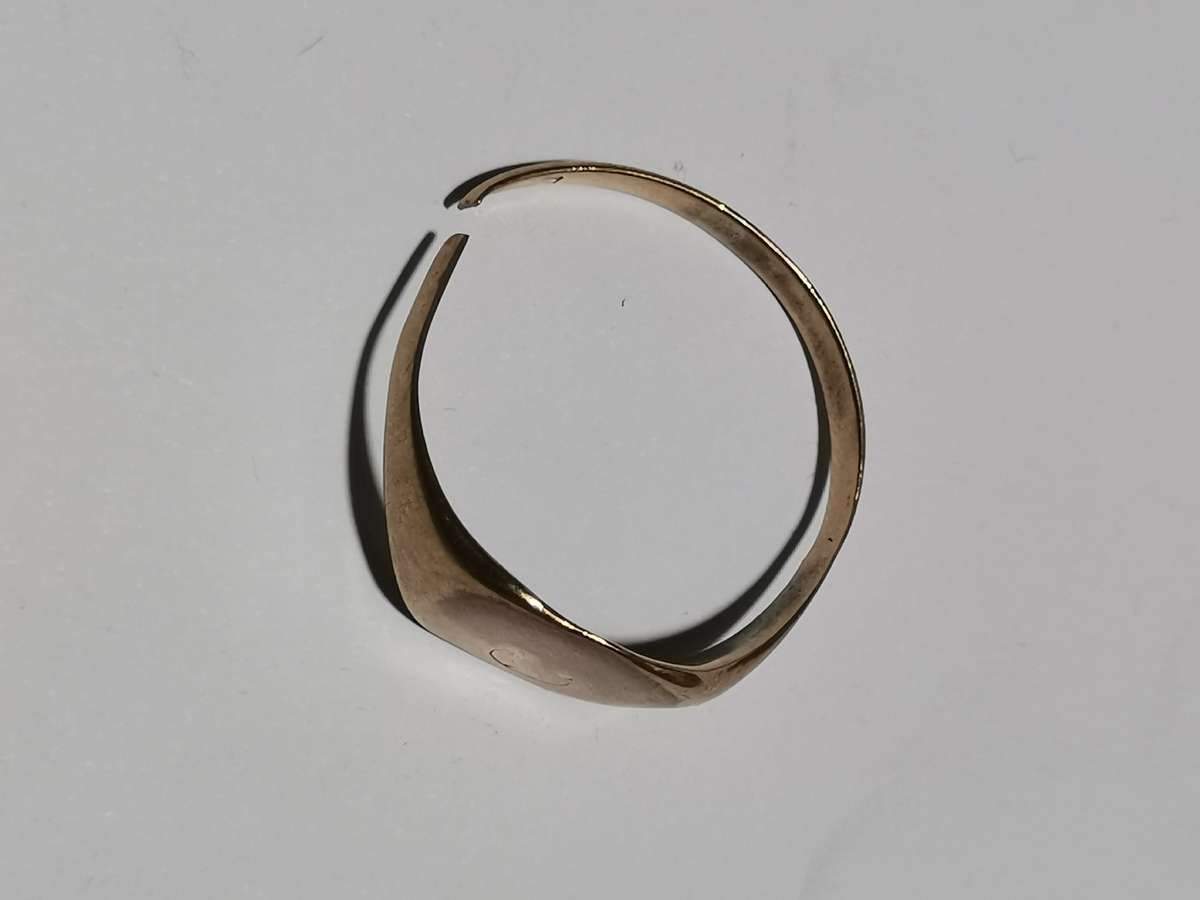 BROKEN 9CT GOLD RING SOLD AS SCRAP. WEIGHT: 3.43 GRAMS. STAMPED. TESTED.