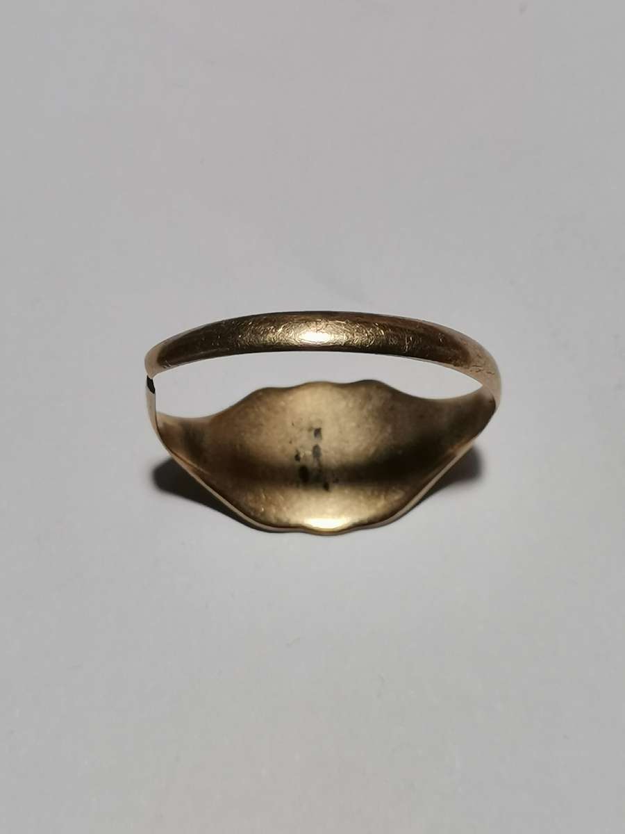 BROKEN 9CT GOLD RING SOLD AS SCRAP. WEIGHT: 3.43 GRAMS. STAMPED. TESTED.
