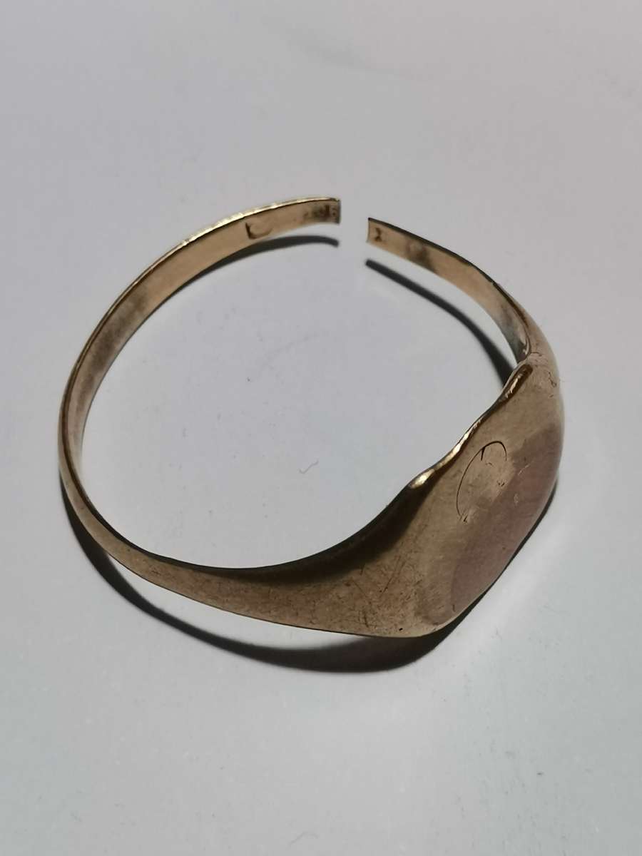 BROKEN 9CT GOLD RING SOLD AS SCRAP. WEIGHT: 3.43 GRAMS. STAMPED. TESTED.