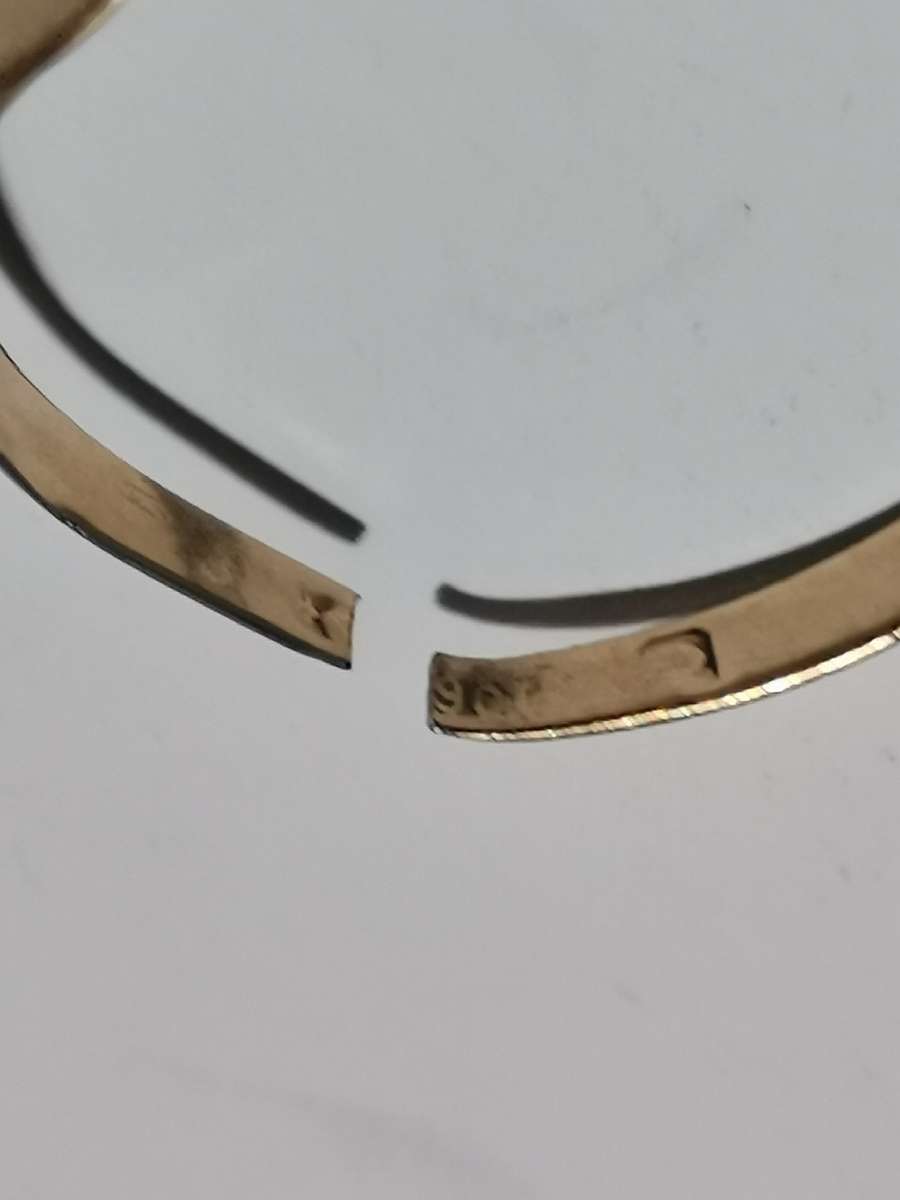 BROKEN 9CT GOLD RING SOLD AS SCRAP. WEIGHT: 3.43 GRAMS. STAMPED. TESTED.