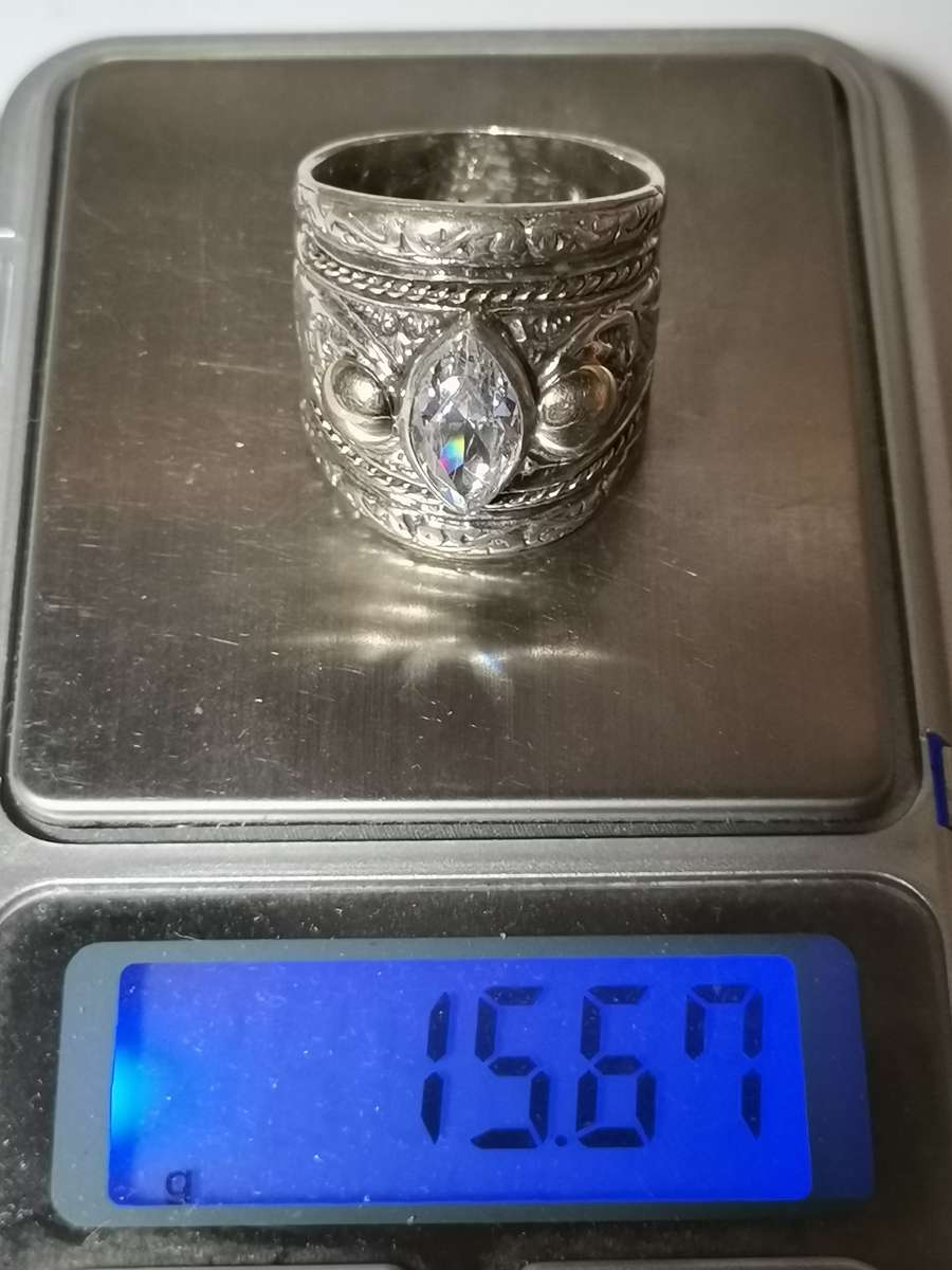HEAVY, BEAUTIFUL SILVER RING WITH GOLD HUE. WEIGHT: 15.68 GRAMS. STAMPED.