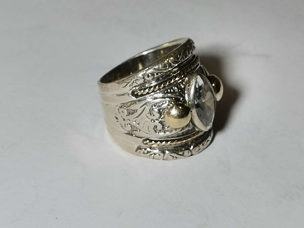 HEAVY, BEAUTIFUL SILVER RING WITH GOLD HUE. WEIGHT: 15.68 GRAMS. STAMPED.