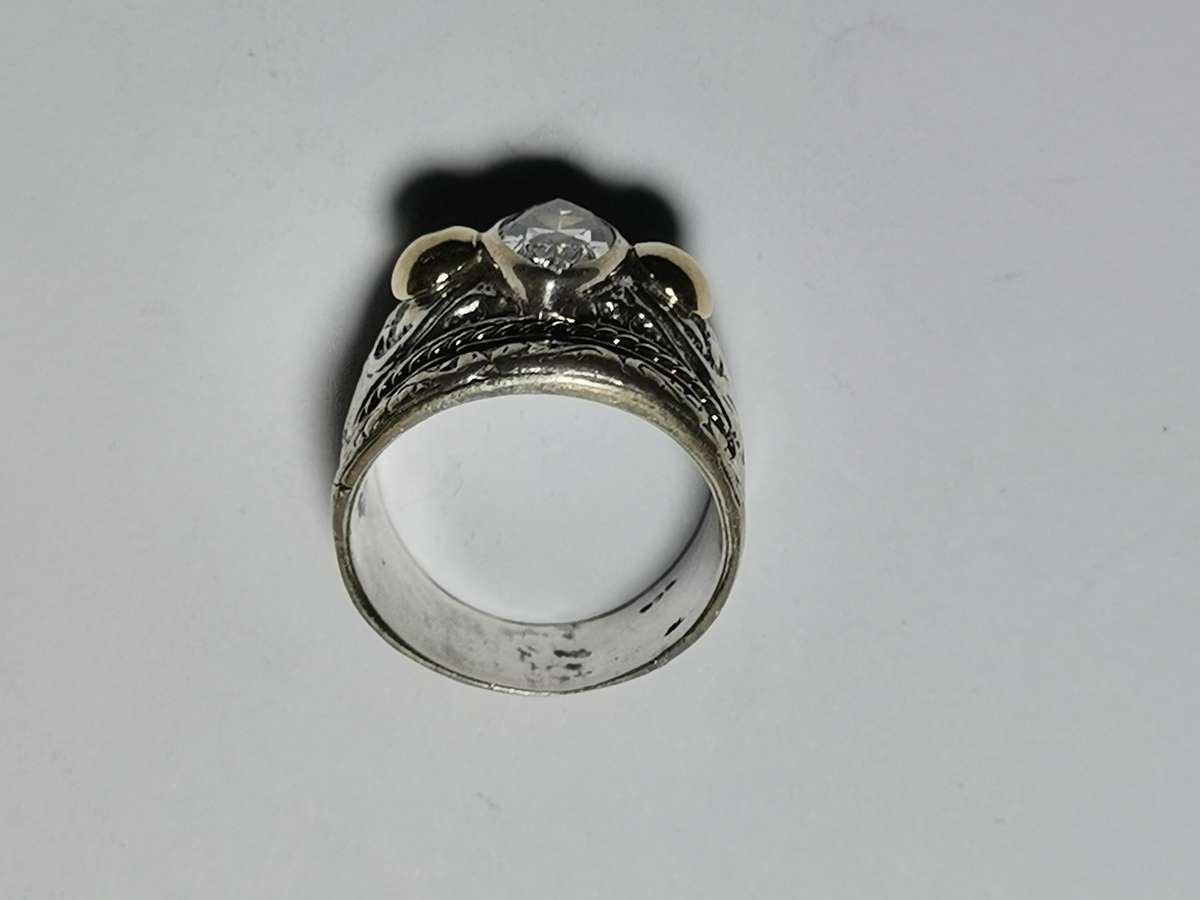 HEAVY, BEAUTIFUL SILVER RING WITH GOLD HUE. WEIGHT: 15.68 GRAMS. STAMPED.