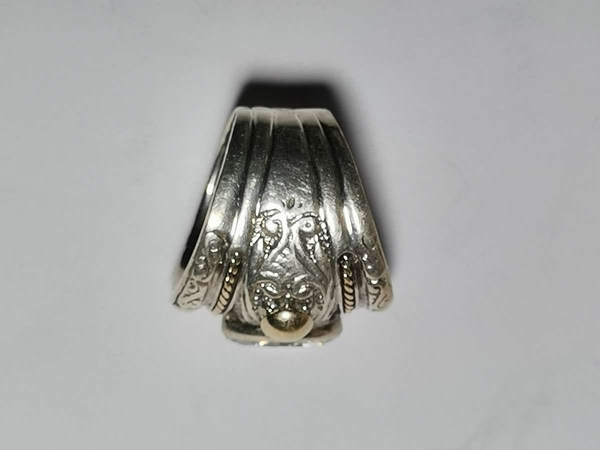 HEAVY, BEAUTIFUL SILVER RING WITH GOLD HUE. WEIGHT: 15.68 GRAMS. STAMPED.