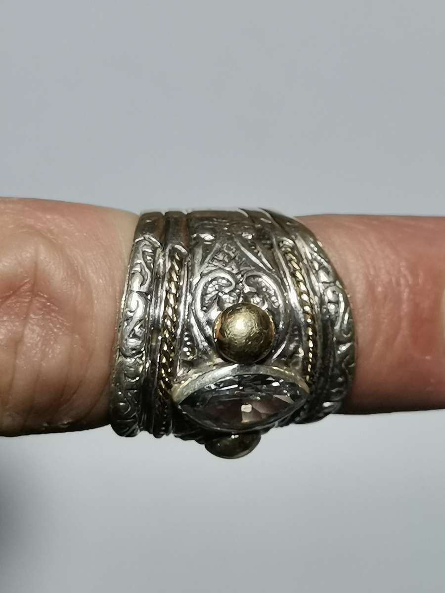 HEAVY, BEAUTIFUL SILVER RING WITH GOLD HUE. WEIGHT: 15.68 GRAMS. STAMPED.