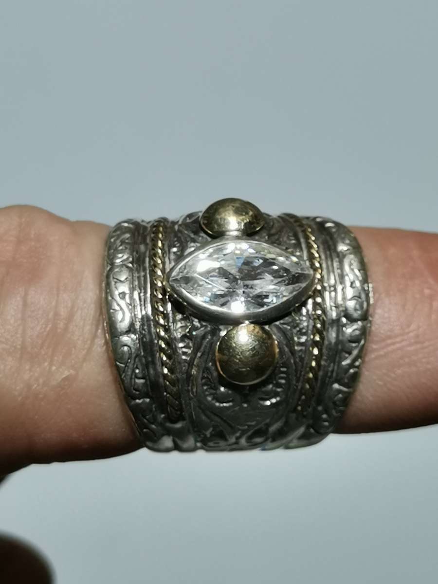 HEAVY, BEAUTIFUL SILVER RING WITH GOLD HUE. WEIGHT: 15.68 GRAMS. STAMPED.