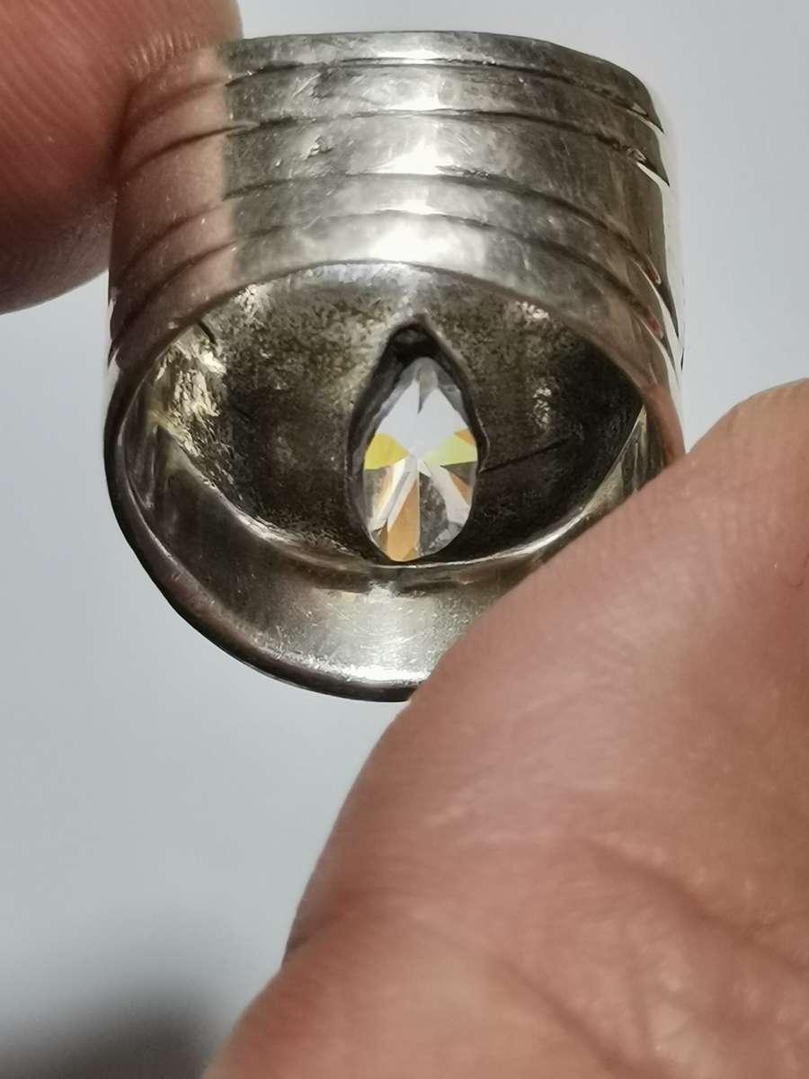 HEAVY, BEAUTIFUL SILVER RING WITH GOLD HUE. WEIGHT: 15.68 GRAMS. STAMPED.