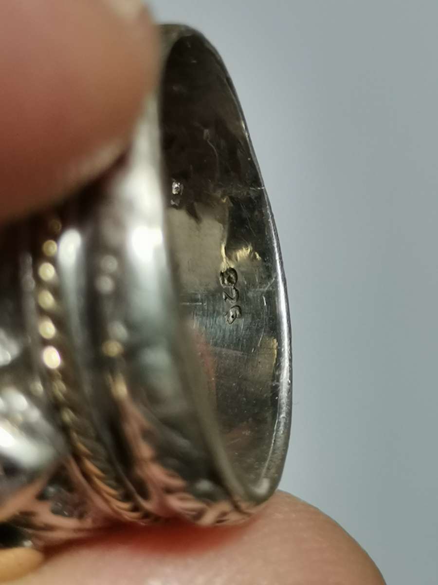 HEAVY, BEAUTIFUL SILVER RING WITH GOLD HUE. WEIGHT: 15.68 GRAMS. STAMPED.