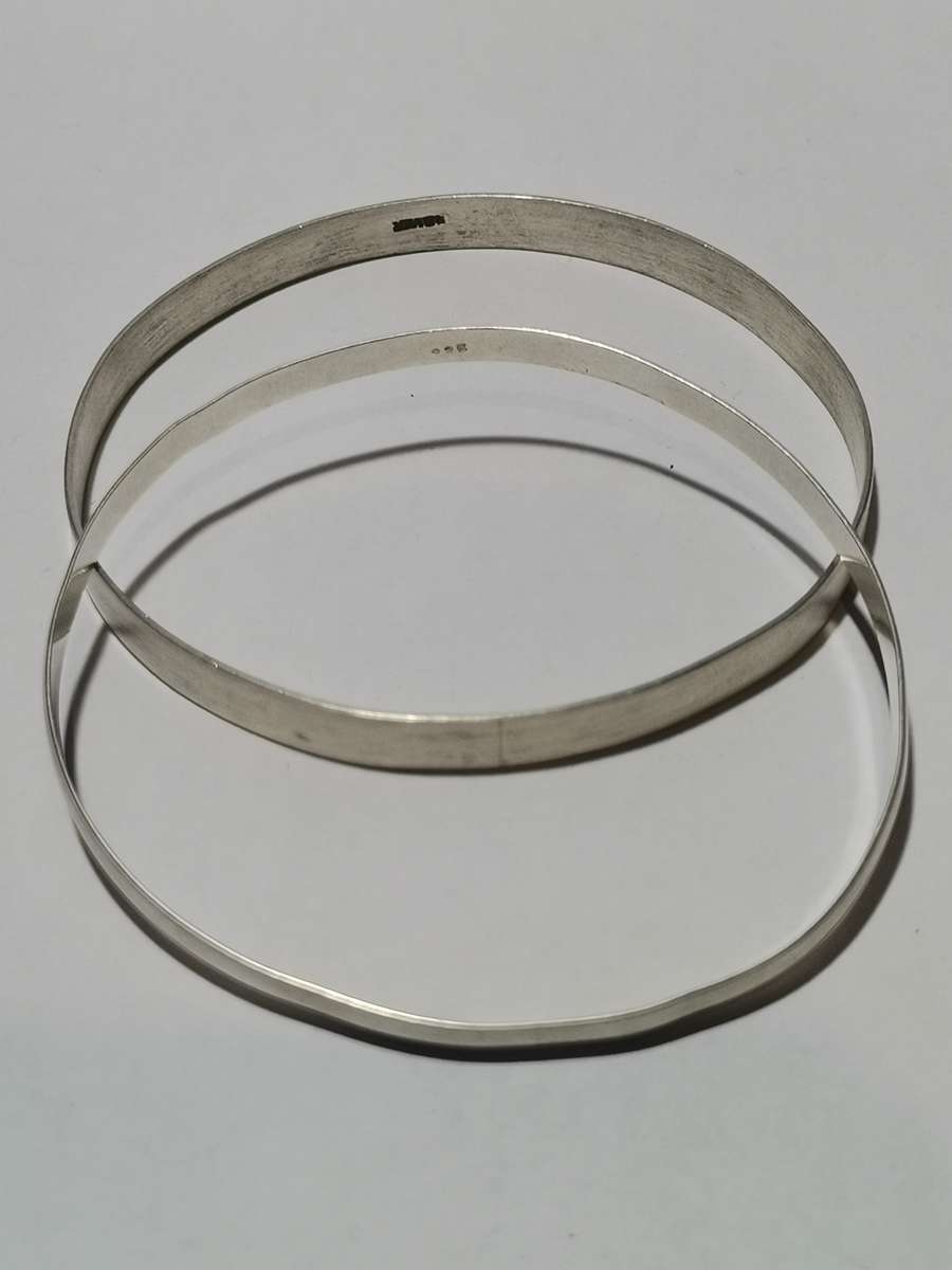 2 X .925 SIVER BANGLES. STAMPED. TOTAL WEIGHT: 17.30 GRAMS. ONE BID TAKES BOTH.