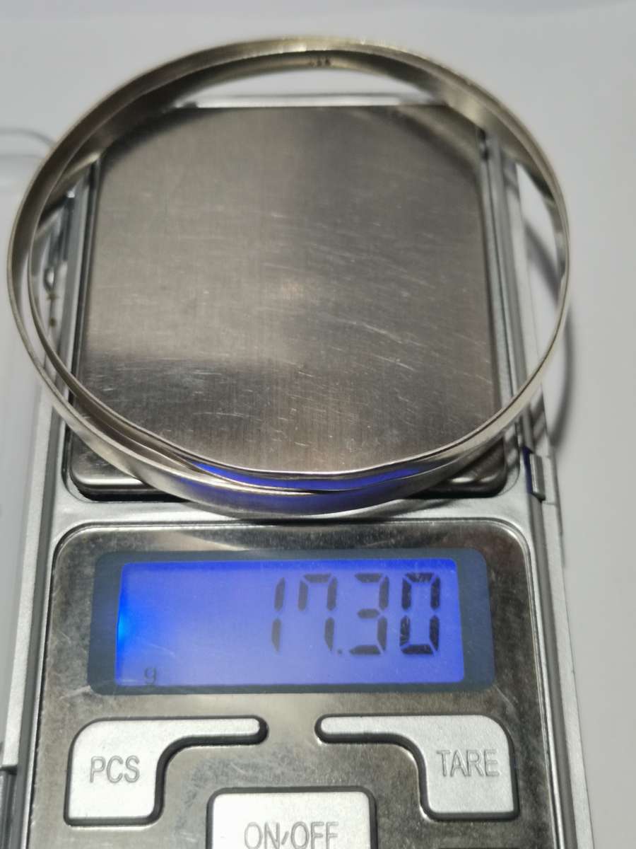 2 X .925 SIVER BANGLES. STAMPED. TOTAL WEIGHT: 17.30 GRAMS. ONE BID TAKES BOTH.