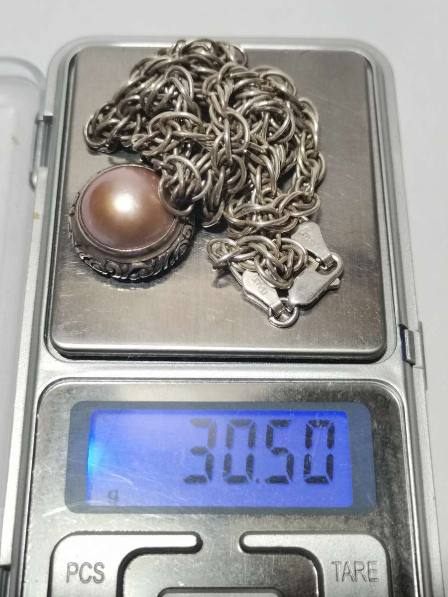 HEAVY 925 SIVER NECKLACE WITH MATCHING SILVER PENDANT. STAMPED. 30.50 GRAMS.