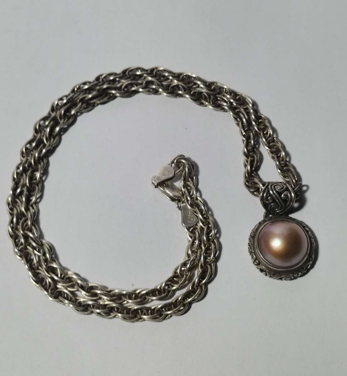 HEAVY 925 SIVER NECKLACE WITH MATCHING SILVER PENDANT. STAMPED. 30.50 GRAMS.