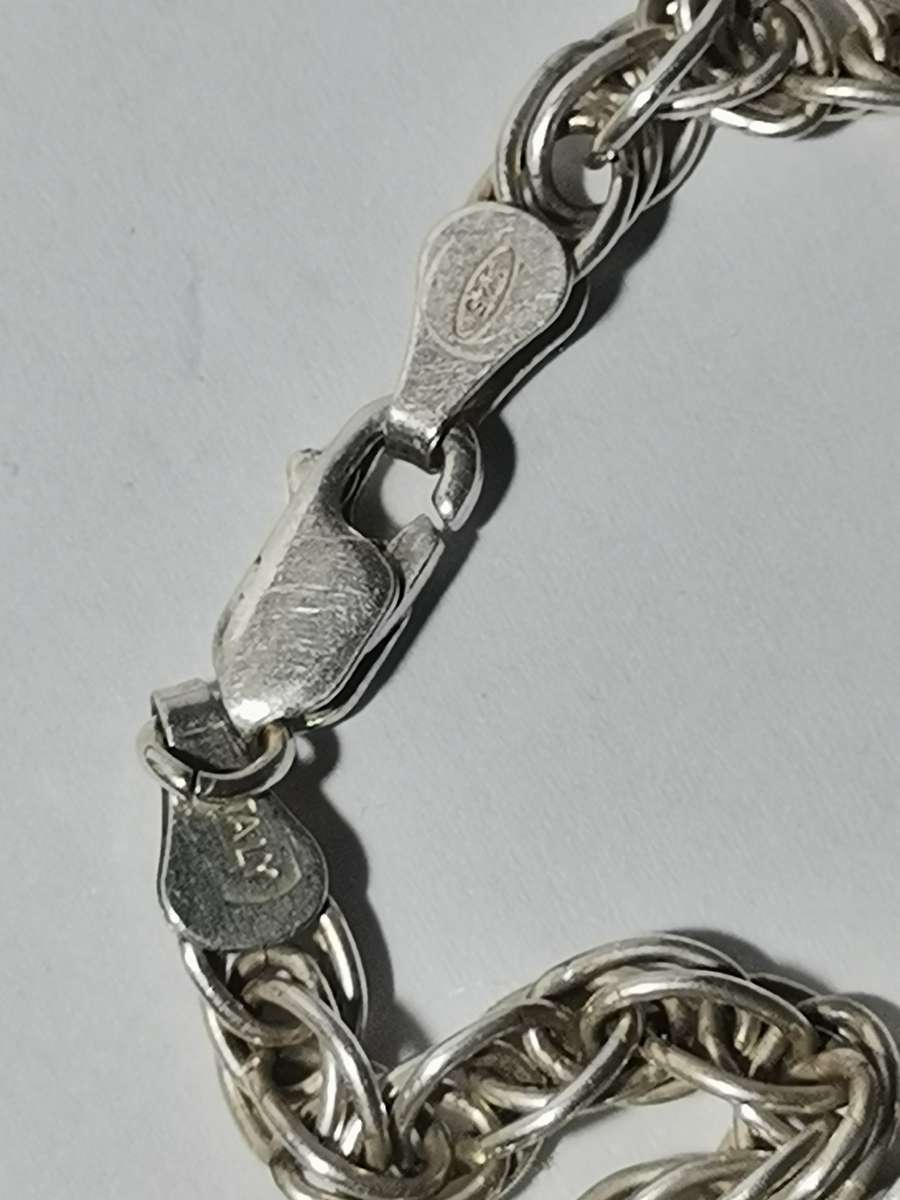 HEAVY 925 SIVER NECKLACE WITH MATCHING SILVER PENDANT. STAMPED. 30.50 GRAMS.