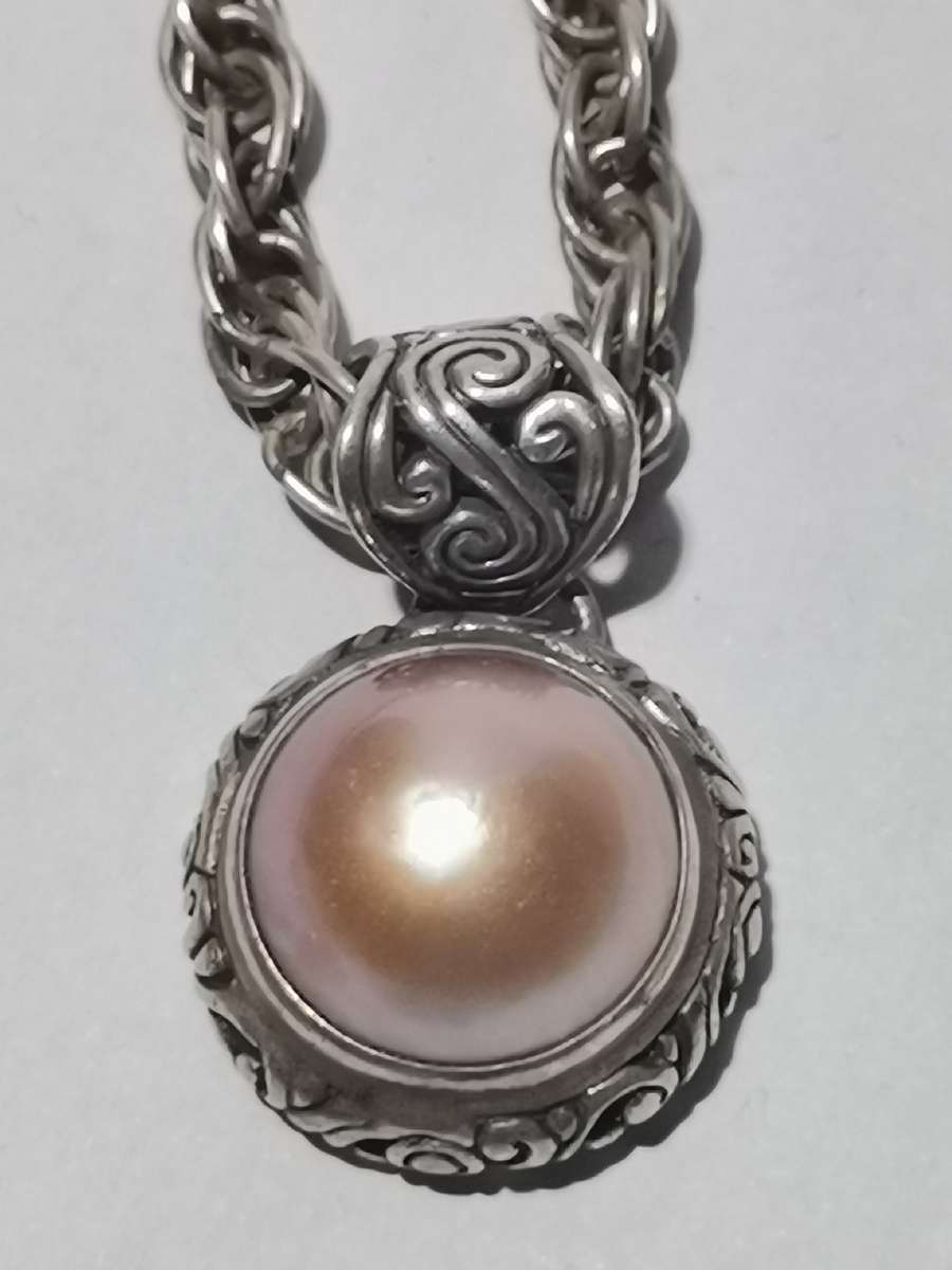 HEAVY 925 SIVER NECKLACE WITH MATCHING SILVER PENDANT. STAMPED. 30.50 GRAMS.