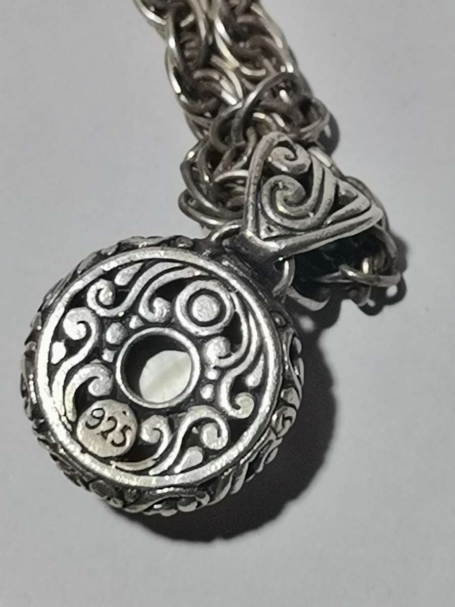 HEAVY 925 SIVER NECKLACE WITH MATCHING SILVER PENDANT. STAMPED. 30.50 GRAMS.