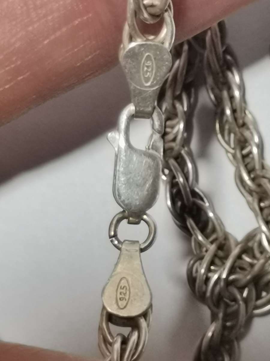 HEAVY 925 SIVER NECKLACE WITH MATCHING SILVER PENDANT. STAMPED. 30.50 GRAMS.