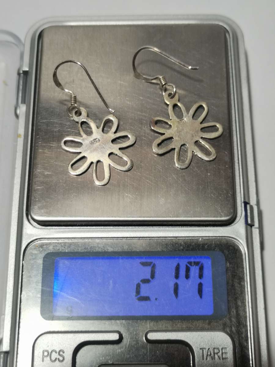 A PAIR OF FLOWER SHAPE 925 SIVER EARRINGS. STAMPED. TOTAL WEIGHT: 2.17 GRAMS.