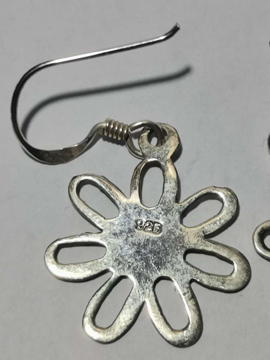 A PAIR OF FLOWER SHAPE 925 SIVER EARRINGS. STAMPED. TOTAL WEIGHT: 2.17 GRAMS.