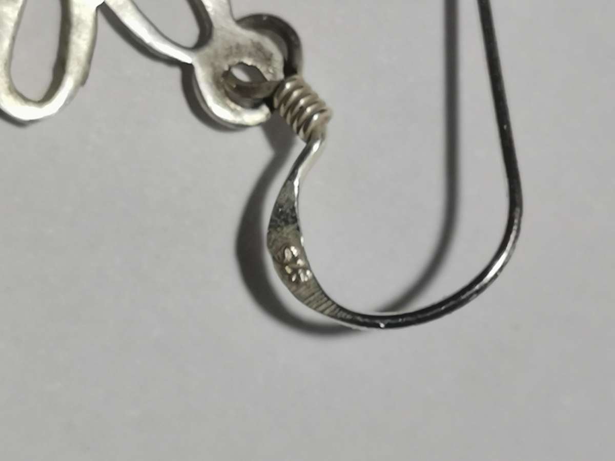 A PAIR OF FLOWER SHAPE 925 SIVER EARRINGS. STAMPED. TOTAL WEIGHT: 2.17 GRAMS.