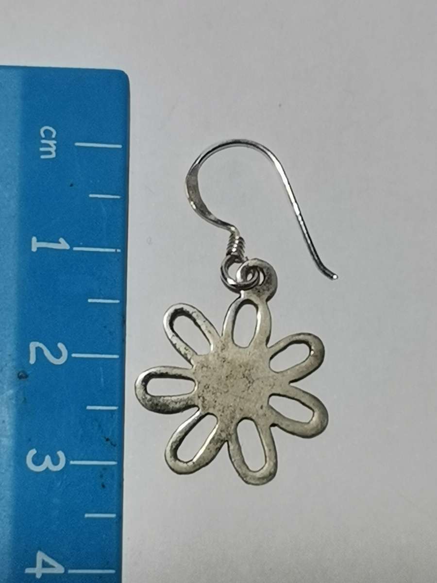 A PAIR OF FLOWER SHAPE 925 SIVER EARRINGS. STAMPED. TOTAL WEIGHT: 2.17 GRAMS.