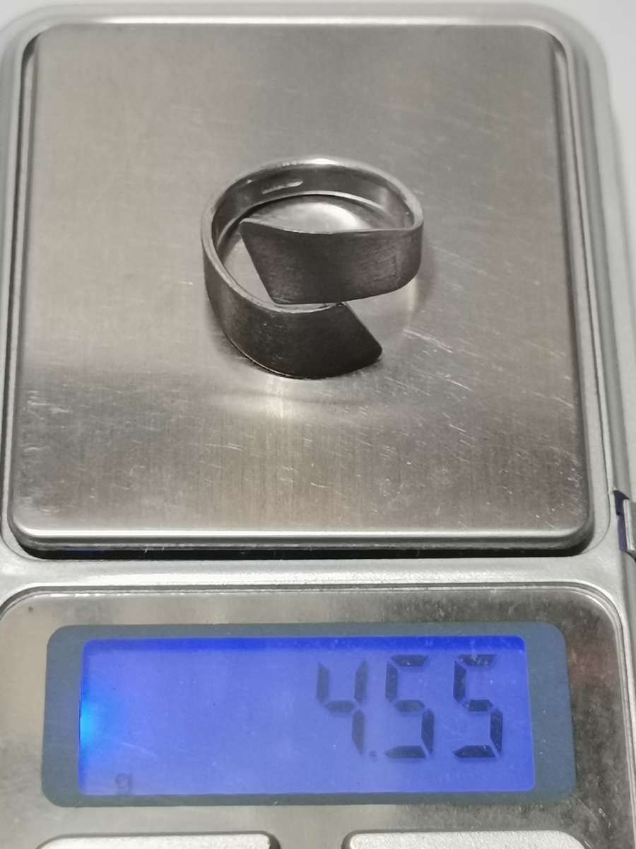 BIG SILVER DESIGNER RING. WEIGHT: 5.50 GRAMS.