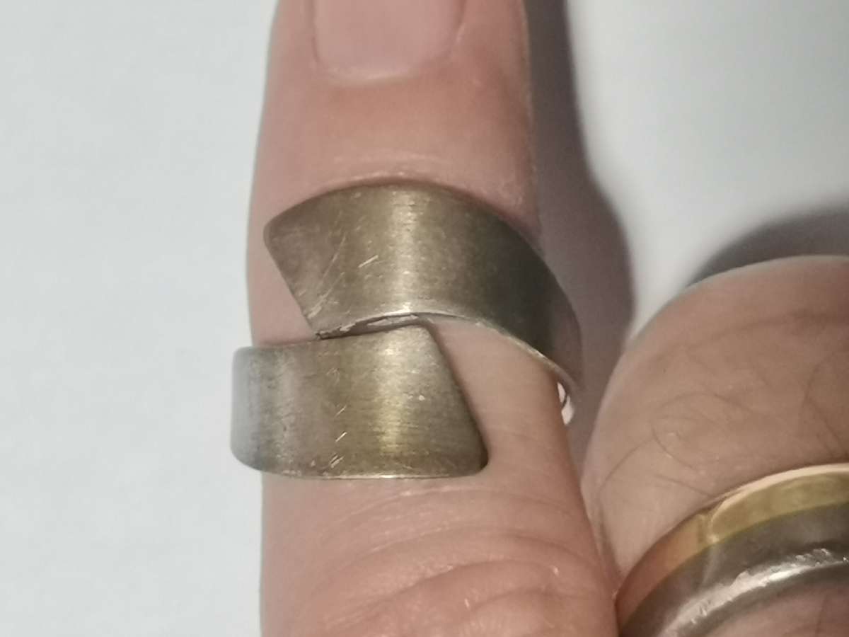 BIG SILVER DESIGNER RING. WEIGHT: 5.50 GRAMS.
