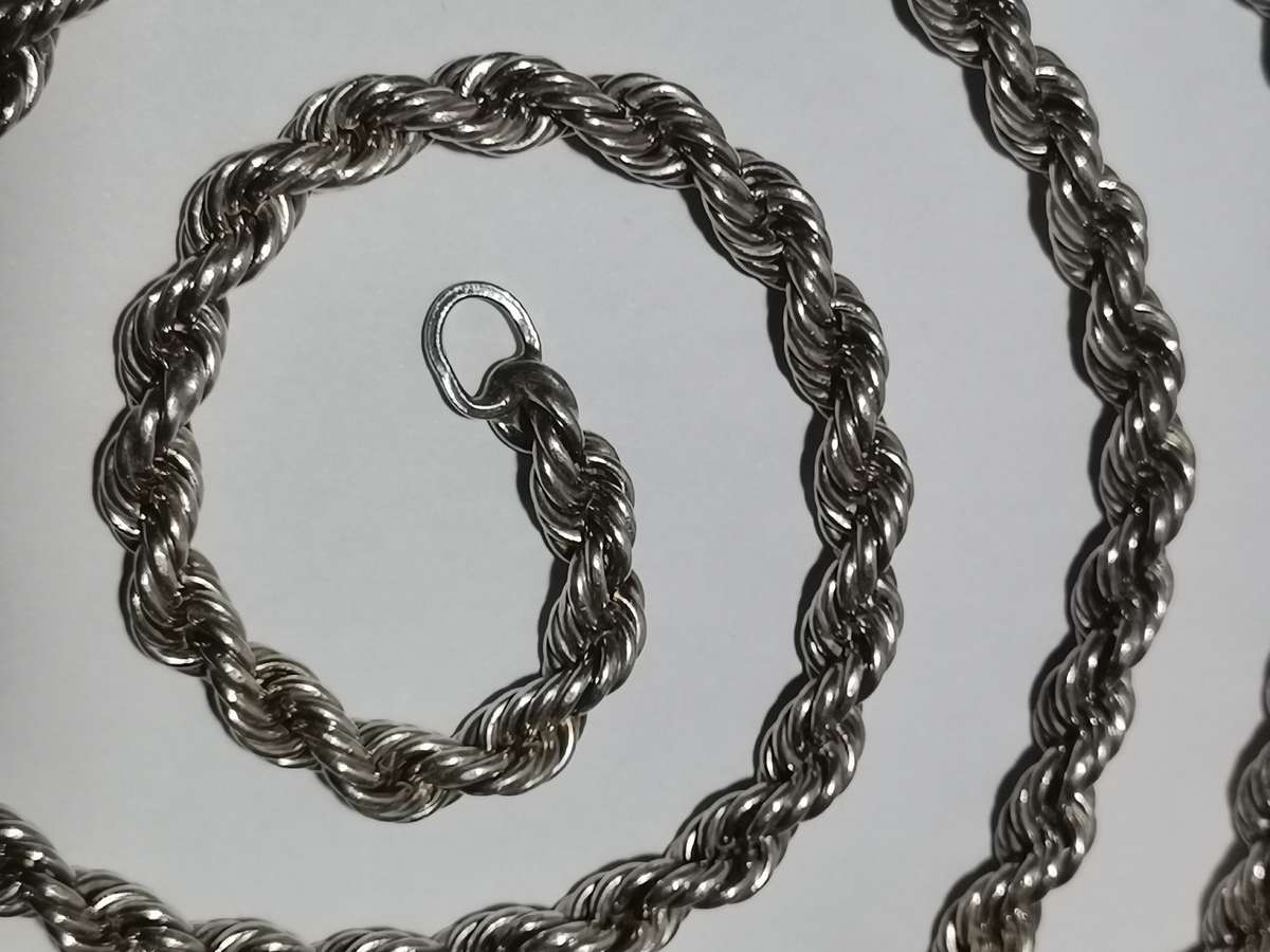 HEAVY 925 SIVER NECKLACE. STAMPED. WEIGHT: 54.57 GRAMS. LENGHT: 79CM.