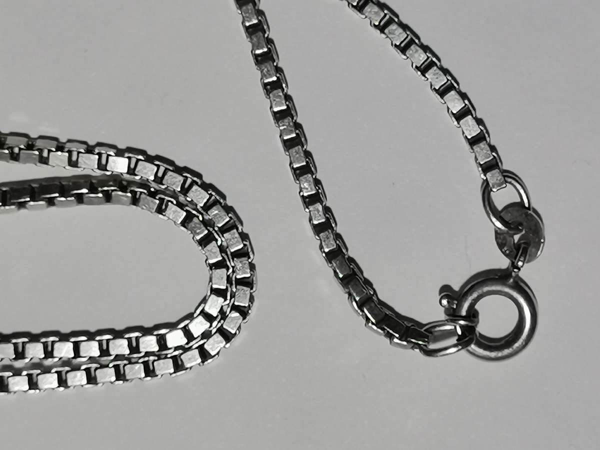 STERLING SILVER CHAIN. STAMPED. WEIGHT: 11.43 GRAMS.