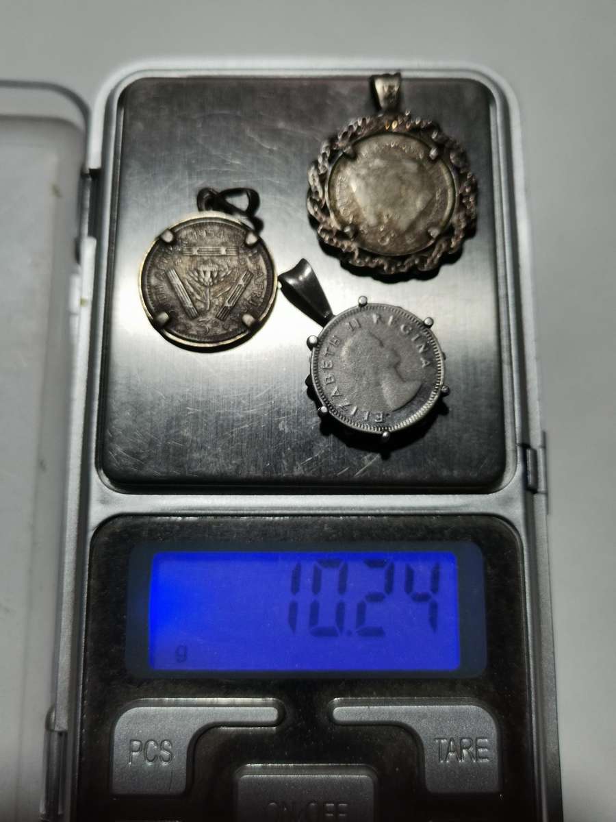 3 X SILVER TICKEYS/3P PENDANTS. TOTAL WEIGHT: 10.24 GRAMS.