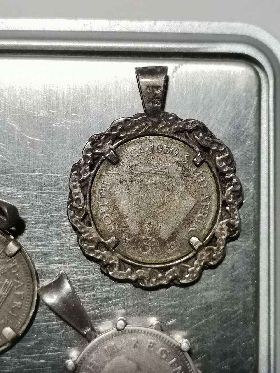 3 X SILVER TICKEYS/3P PENDANTS. TOTAL WEIGHT: 10.24 GRAMS.