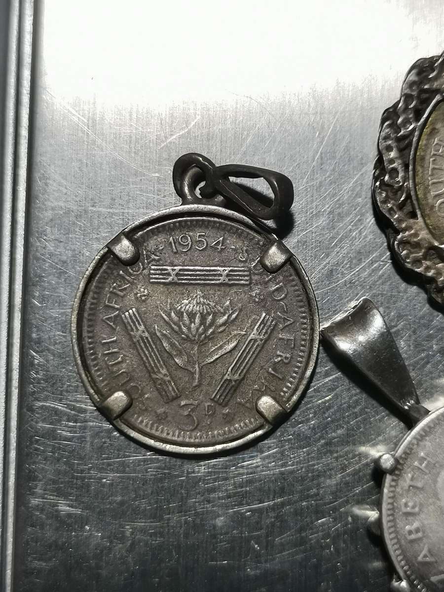 3 X SILVER TICKEYS/3P PENDANTS. TOTAL WEIGHT: 10.24 GRAMS.