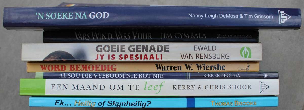 7 x Christelike boeke weggee geprys