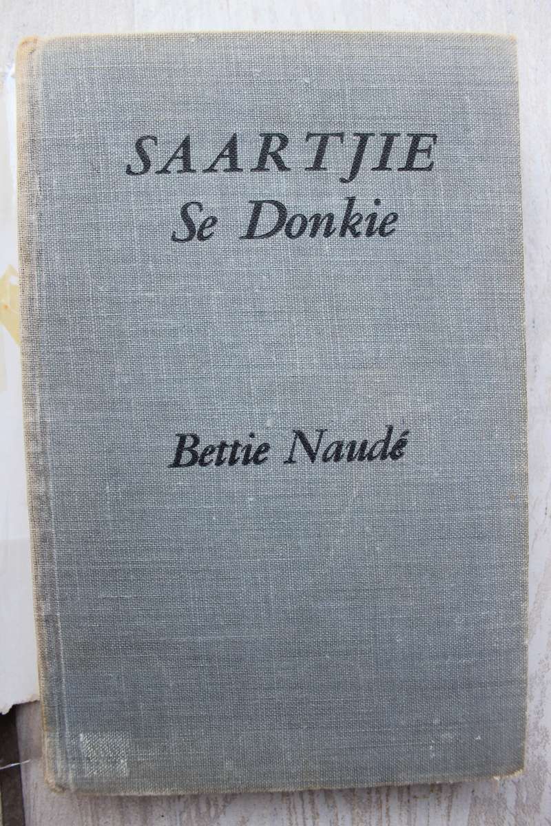 SAARTJIE SE DONKIE, NR 4 - BETTIE NAUDE met oorspronklike stofjas