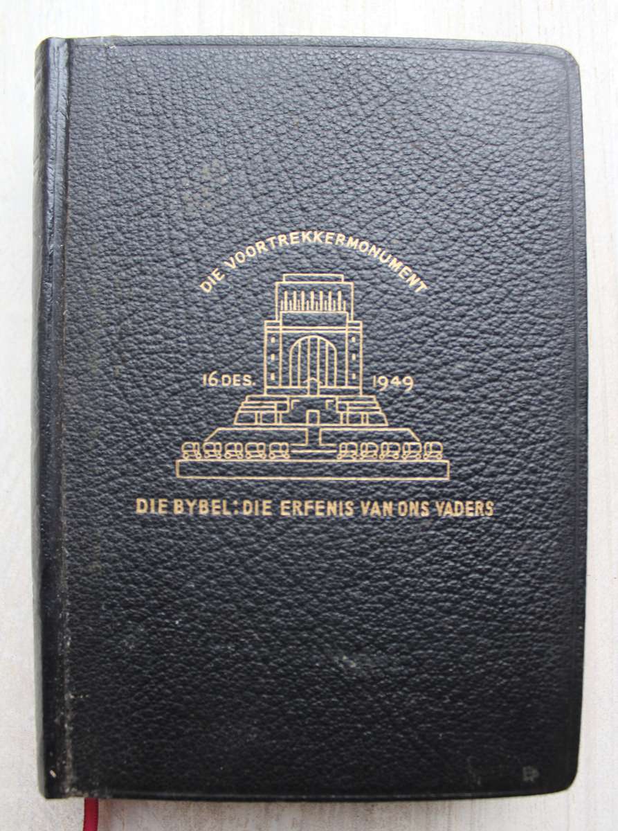 Bybel met Voortrekker Monument embleem voorop.