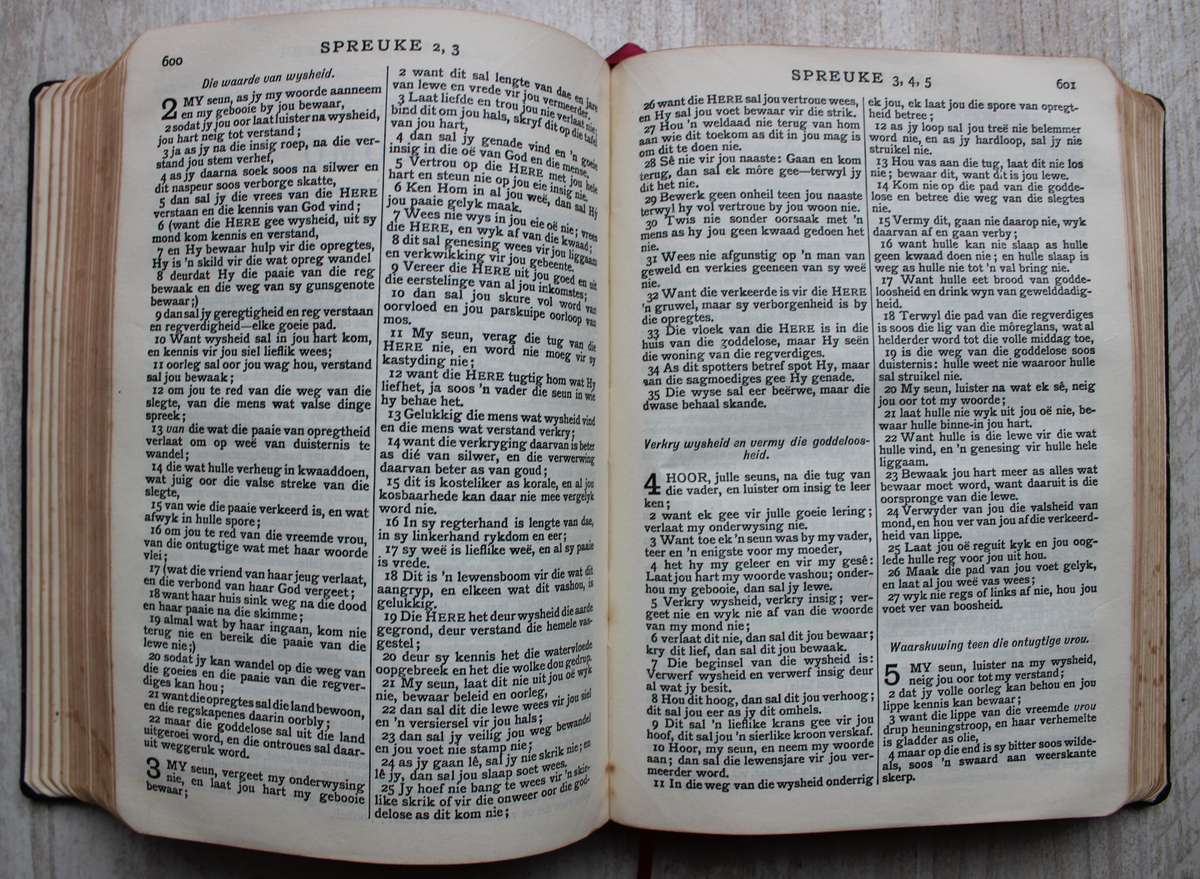 Bybel met Voortrekker Monument embleem voorop.