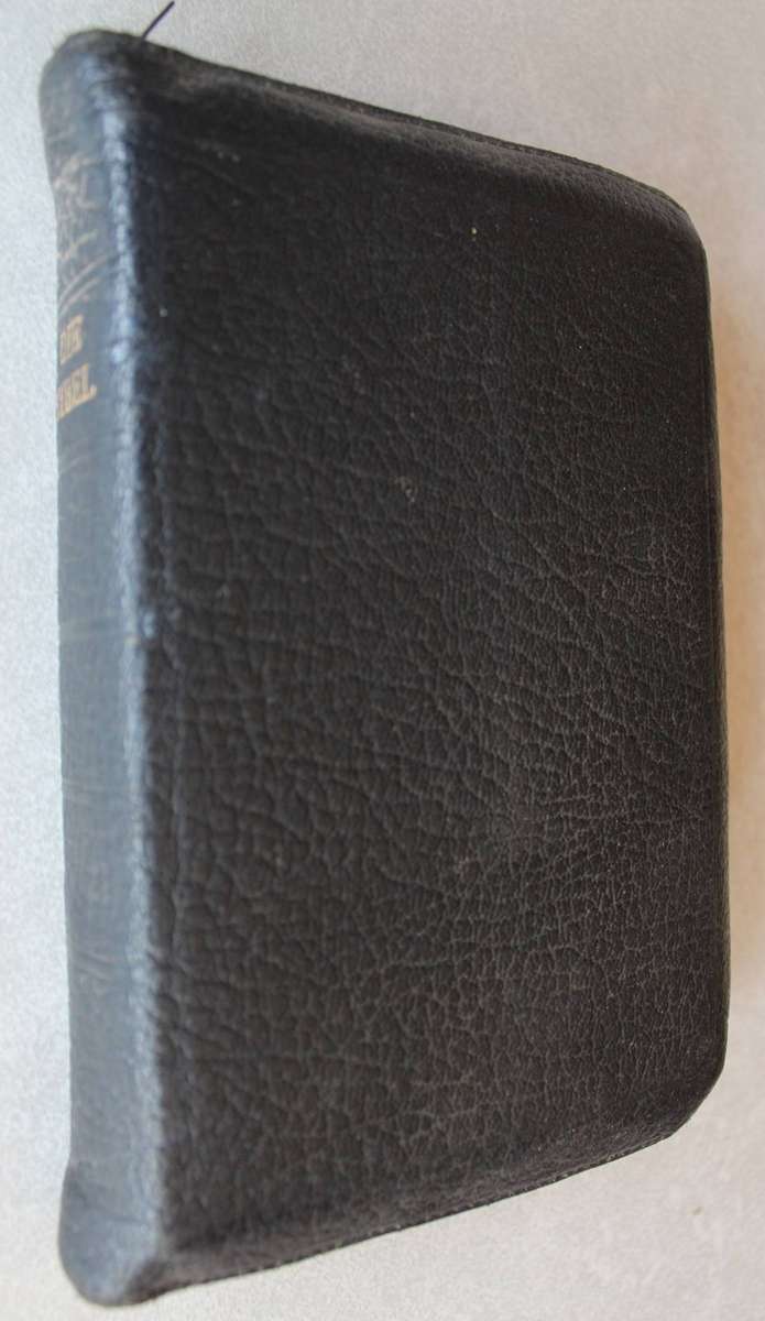 1954 Bybel met duimgrepe en ritssluier