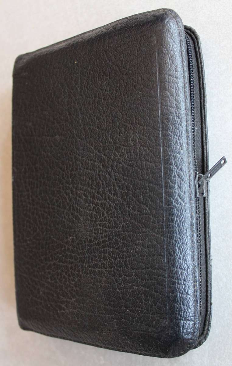 1954 Bybel met duimgrepe en ritssluier