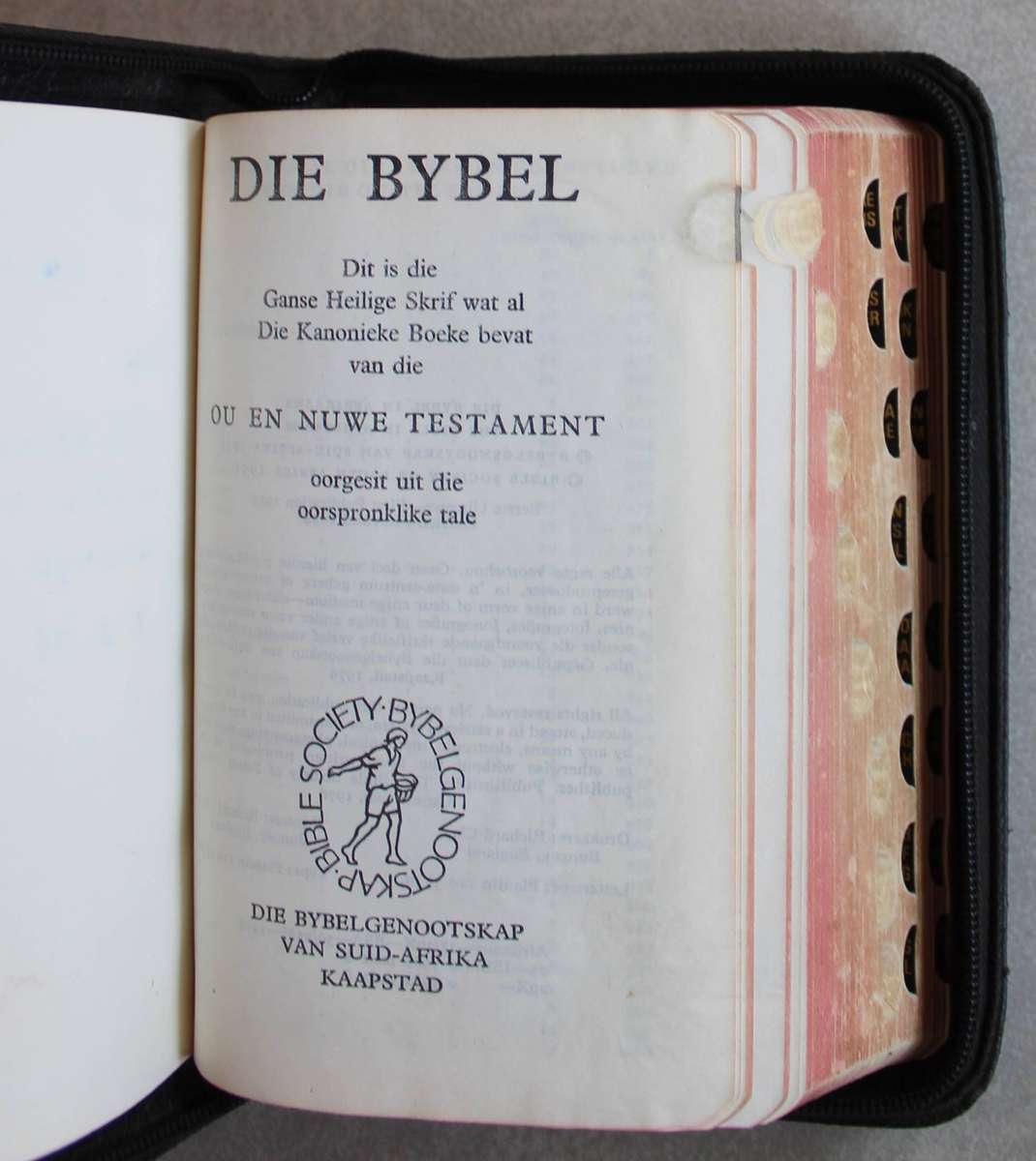 1954 Bybel met duimgrepe en ritssluier
