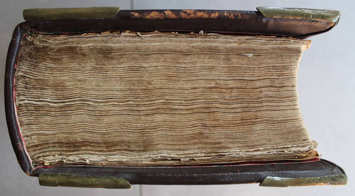 Groot 1718 Staten Generaal BIJBEL met koper gespes