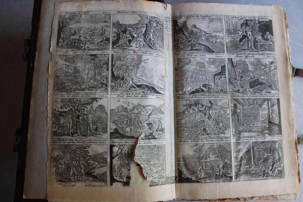 Groot 1718 Staten Generaal BIJBEL met koper gespes