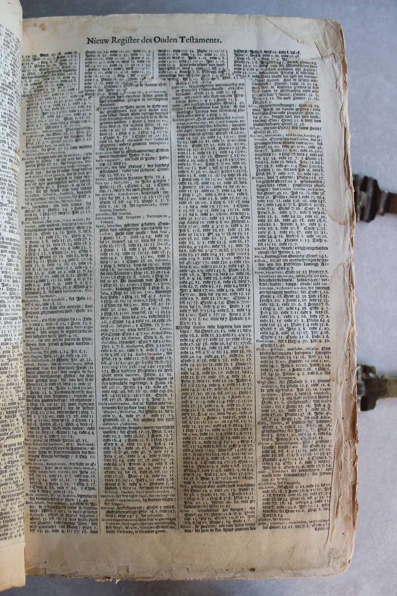 Groot 1718 Staten Generaal BIJBEL met koper gespes