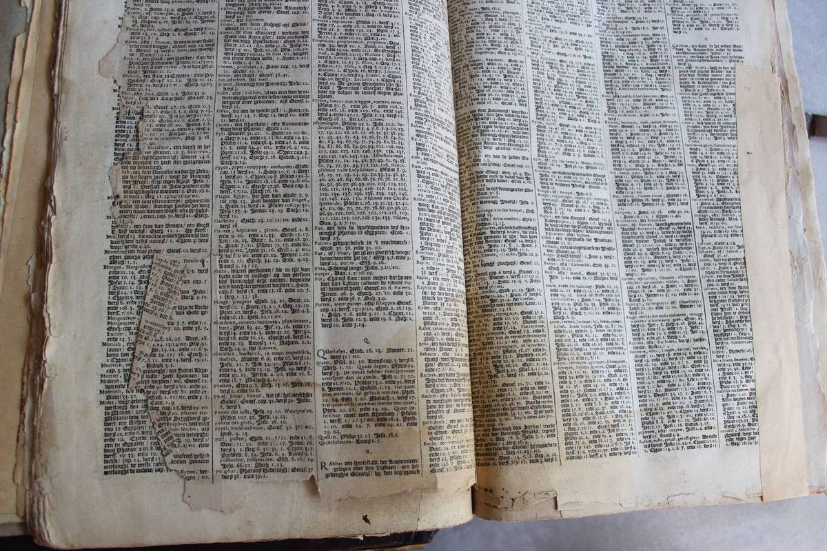Groot 1718 Staten Generaal BIJBEL met koper gespes