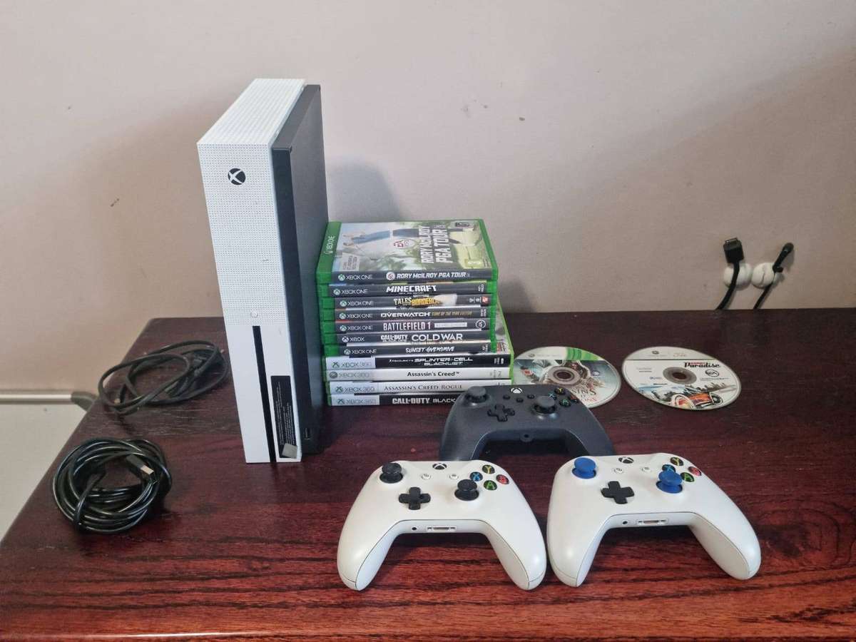 Xbox One S 500gb + 3 controllers + 13 games