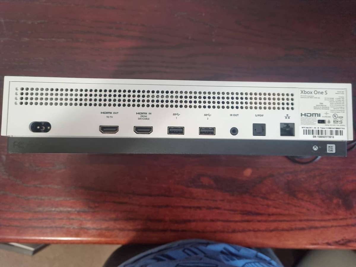 Xbox One S 500gb + 3 controllers + 13 games