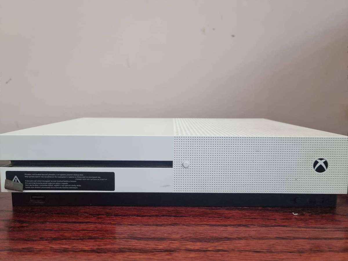 Xbox One S 500gb + 3 controllers + 13 games