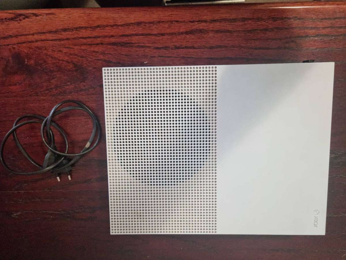 Xbox One S 500gb + 3 controllers + 13 games