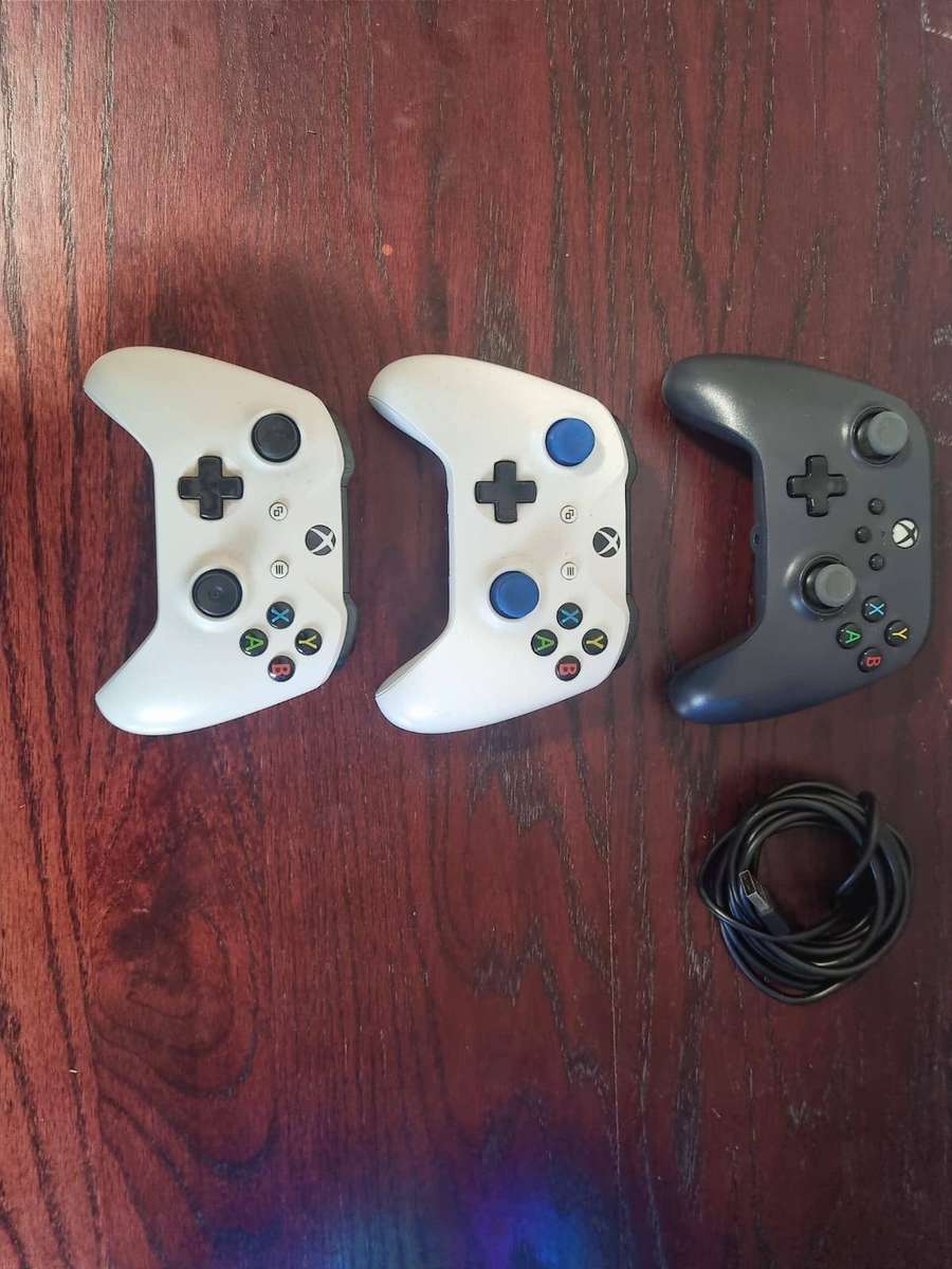 Xbox One S 500gb + 3 controllers + 13 games