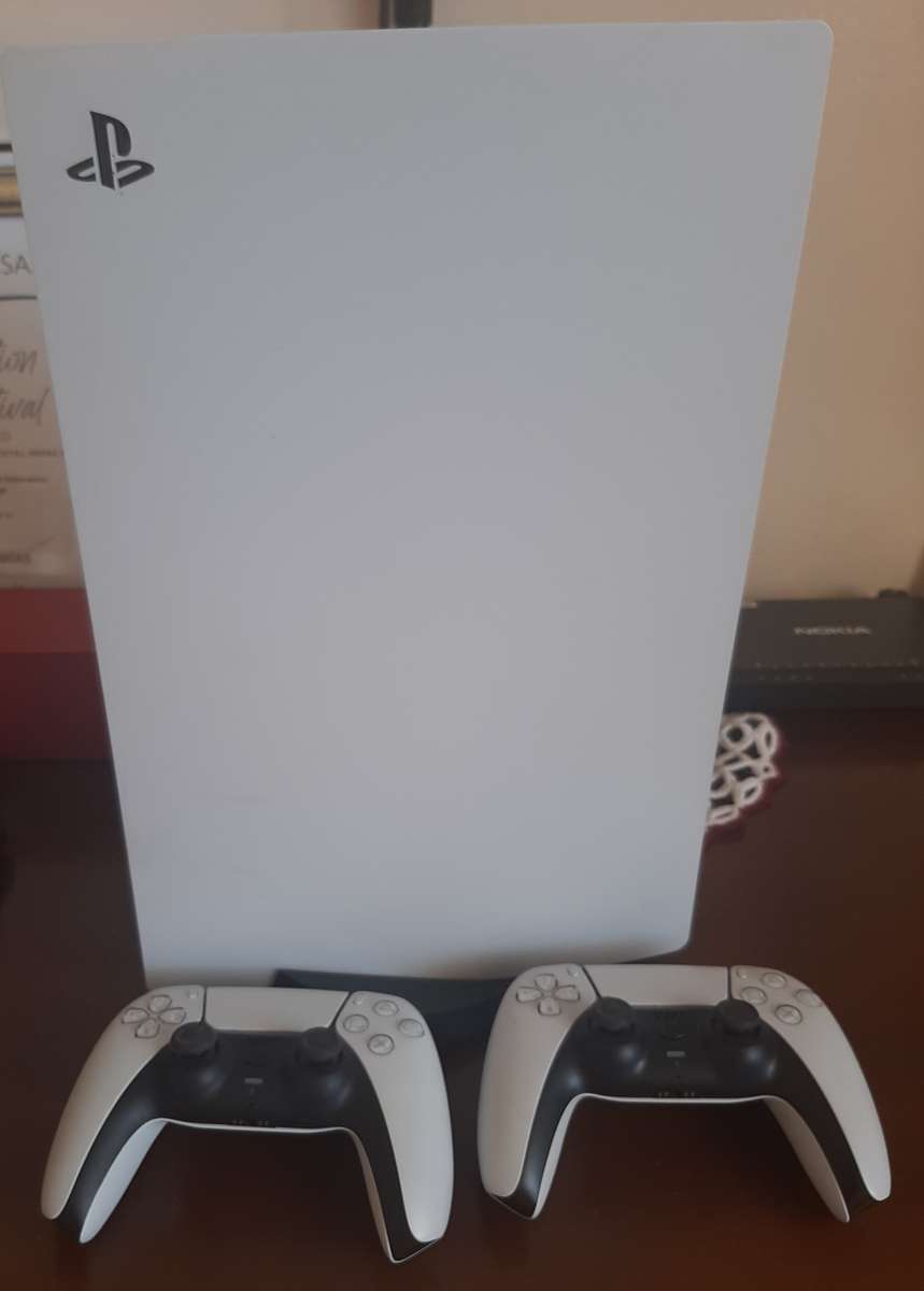 Sony Playstation 5 white glacier 825GB + Free additional controller