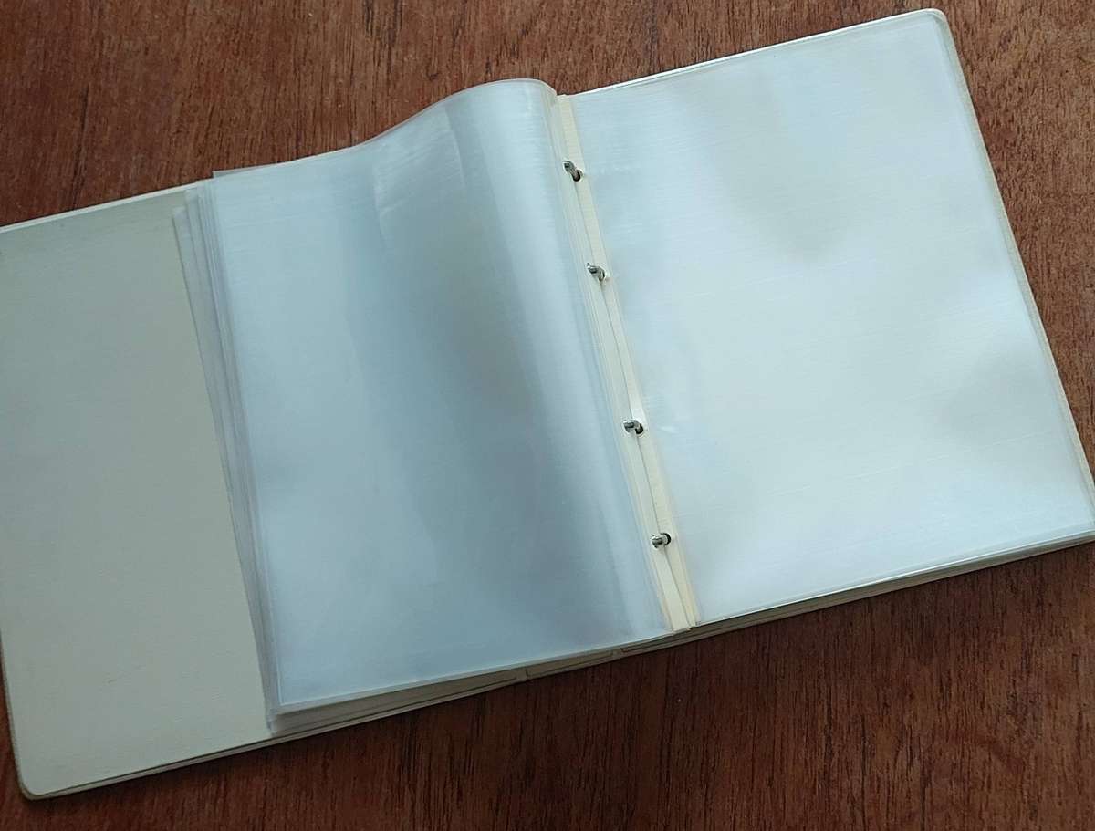 Small 4-Ring binder (21 x 24cm), blank plastic sleeves x 25, good condition, see pics